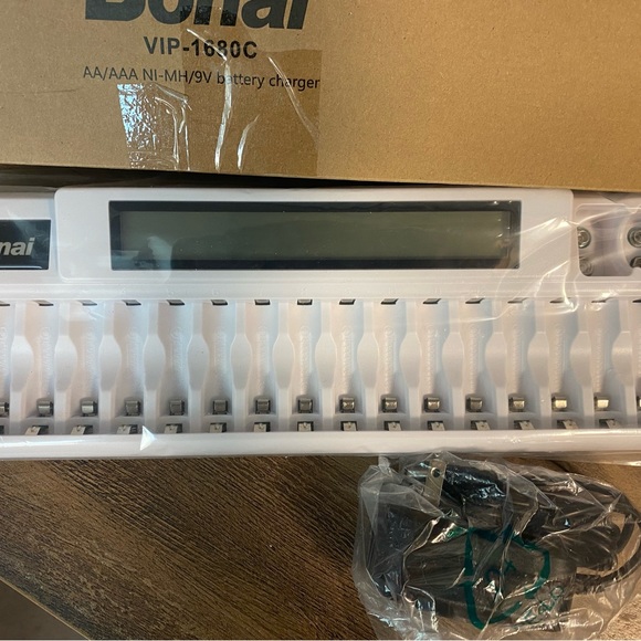 New 16 slot battery recharger - Picture 3 of 6